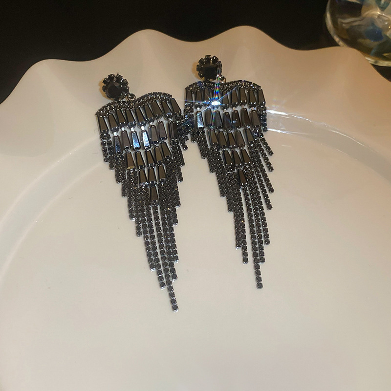 Agujas de plata transfronterizas flores de zircón aretes de bordillo estilo de moda pernos de auriculares lujosos de alto nivel de diseño de auriculares nicho