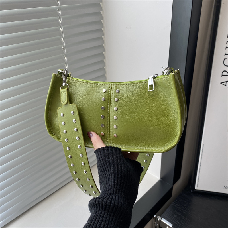 Bolso de hombro simple coreano de alto valor, invierno 2024 nuevo estilo retro personalidad casual bolso bajo la braza.