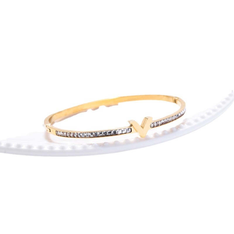 Nueva moda coreana alta sensación de V abertura brazalete de acero de titanio para mujeres brazalete de lujo ligero chapado 18K joyas