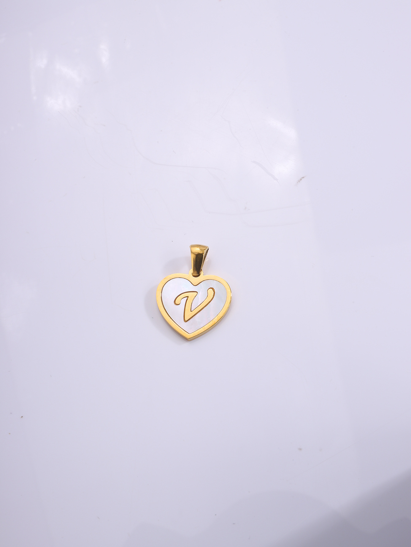 Nuevo colgante de corazón de melocotón de acero de titanio, accesorios de concha de letras inglesas, colgante pequeño, joyería de amor de bricolaje, collar a juego