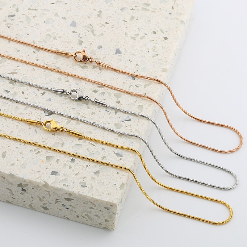 Venta directa de fábrica de acero inoxidable collar de cadena de serpiente acero de titanio collar de cadena de hueso de serpiente redondo chapado en oro acero de titanio joyería dura cadena de clavícula