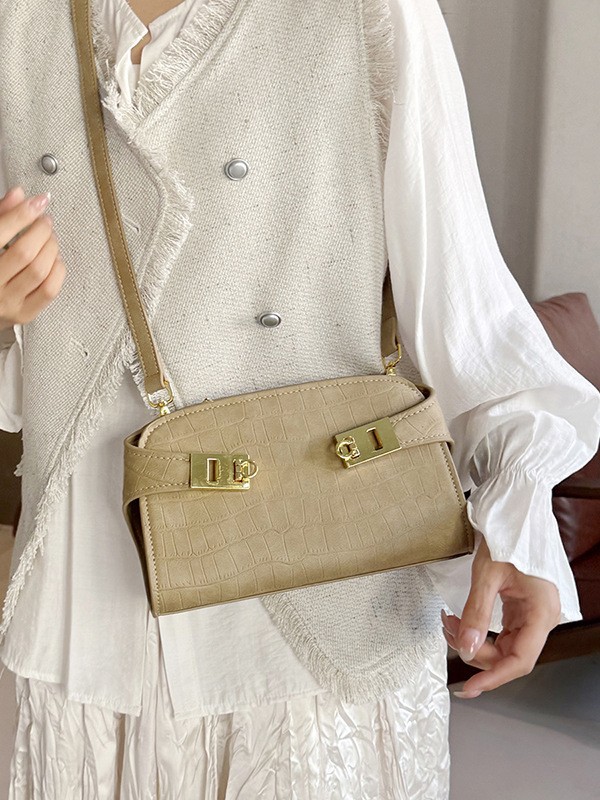 Mochila de hombro de alta textura, brazo arqueado, bolso de hebilla metálica, bolso cuadrado ligero de lujo bajo las axilas, bolso de cartero retro de nicho