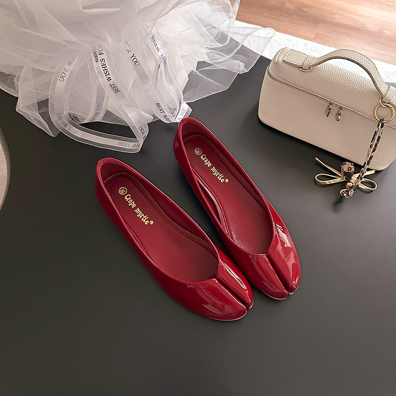 Zapatos de tacón oculto de 2 cm con suela roja y punta dividida estilo pig-toe para mujer, nuevos bailarines retro de verano con boca poco profunda.
