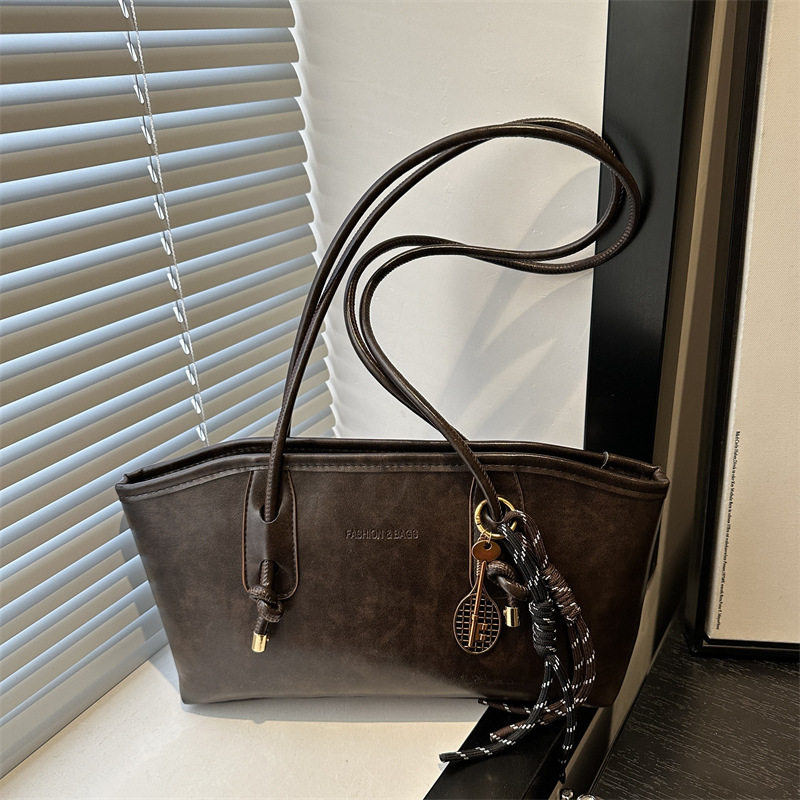 Bolso Tote de estilo occidental de alta gama para mujer 2024 nuevo bolso de cercanías de nicho popular versión coreana bolso de axila de un solo hombro de gran capacidad