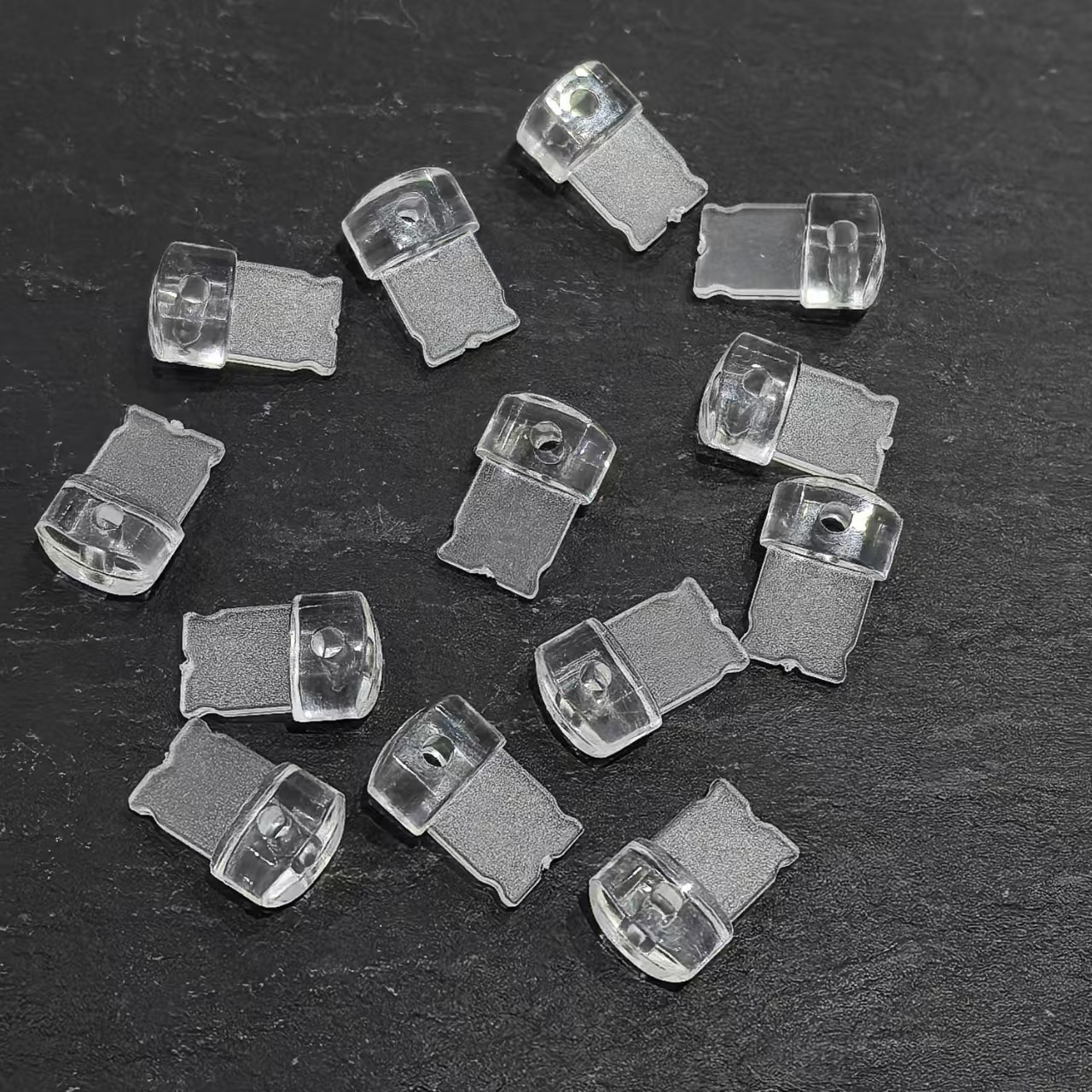 苹Phone厂家直销耳机环保新款手机椭圆充电口diy带孔手机塞防尘塞