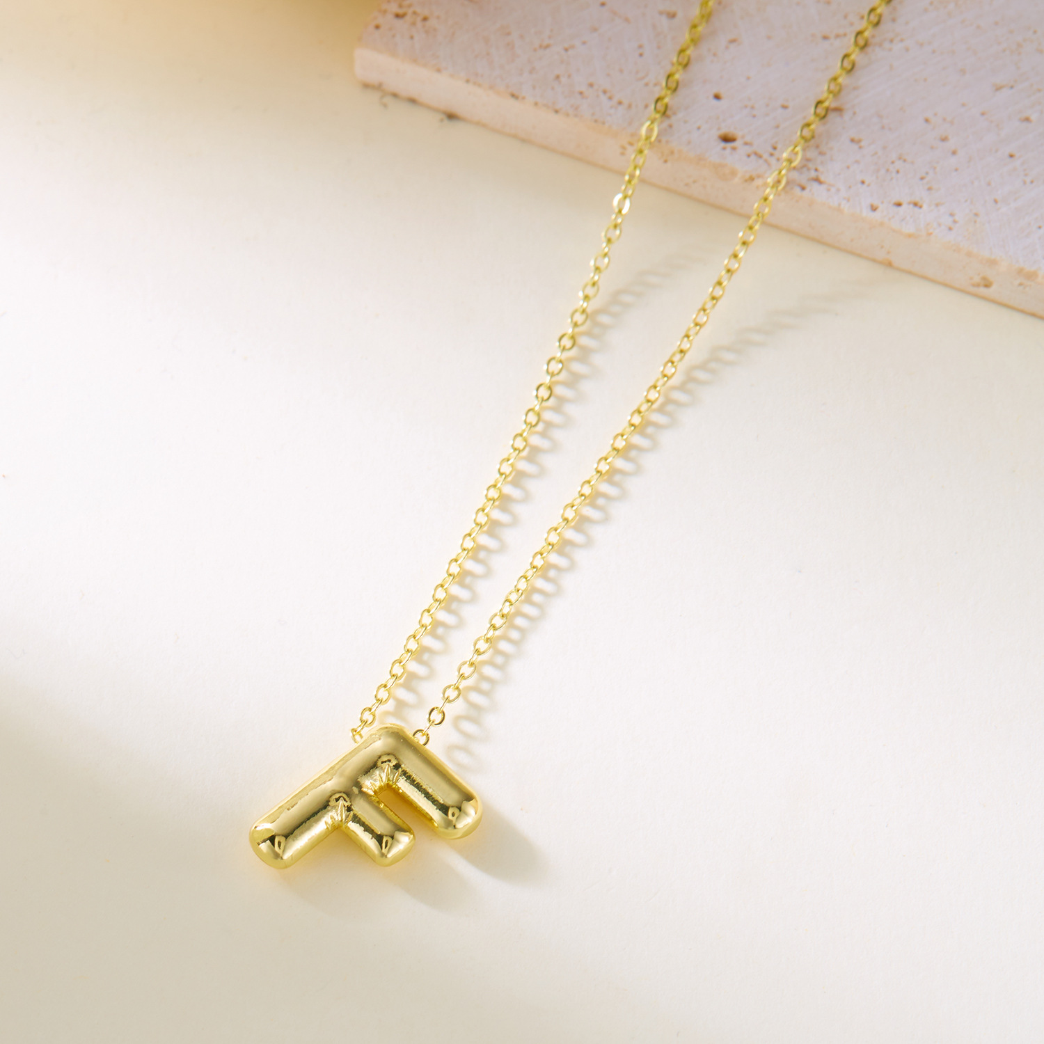 Collier avec pendentif lettre initiale style ballon original_voghion.com