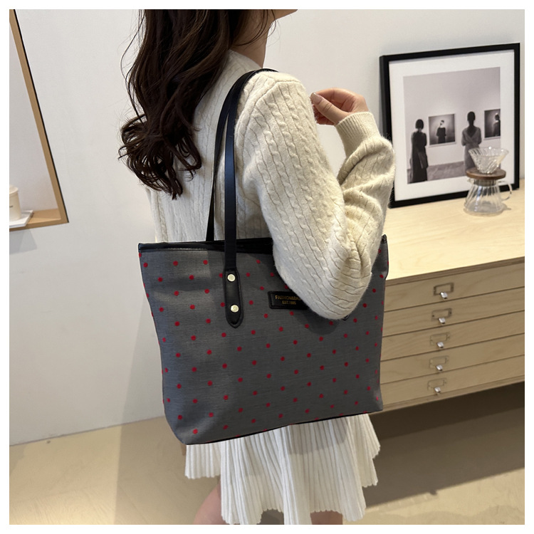 The 2024 new Korean-style tote bag with a college style is stylish, elegant and beautiful. It is a large-capacity single-shoulder and underarm commuter handbag undefined