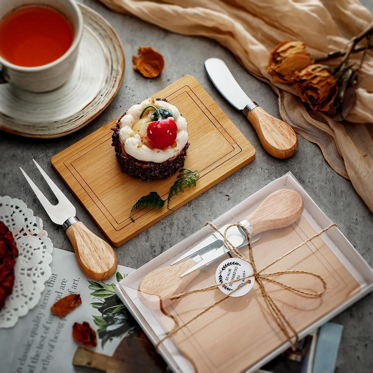 Caja de regalo de mano Mini juego de tabla de cortar de bambú Juego de cuchillo de queso Juego cuadrado Boda en caja Banquete de cumpleaños Tablero de bambú