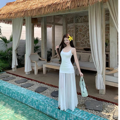 ネットの糸はニットのガーターのワンピースの女性の夏の白い修身の休暇のスカートをつづり合わせて優しく腰のa字の長いスカートを収めます。
