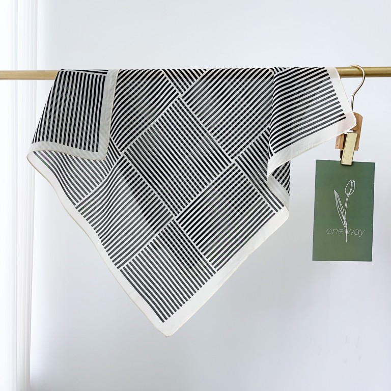 Bufanda cuadrada pequeña a rayas francesas en blanco y negro, bufanda de seda, estilo fino de primavera y verano femenino, temperamento de seda, moda literaria, camisa a juego, traje