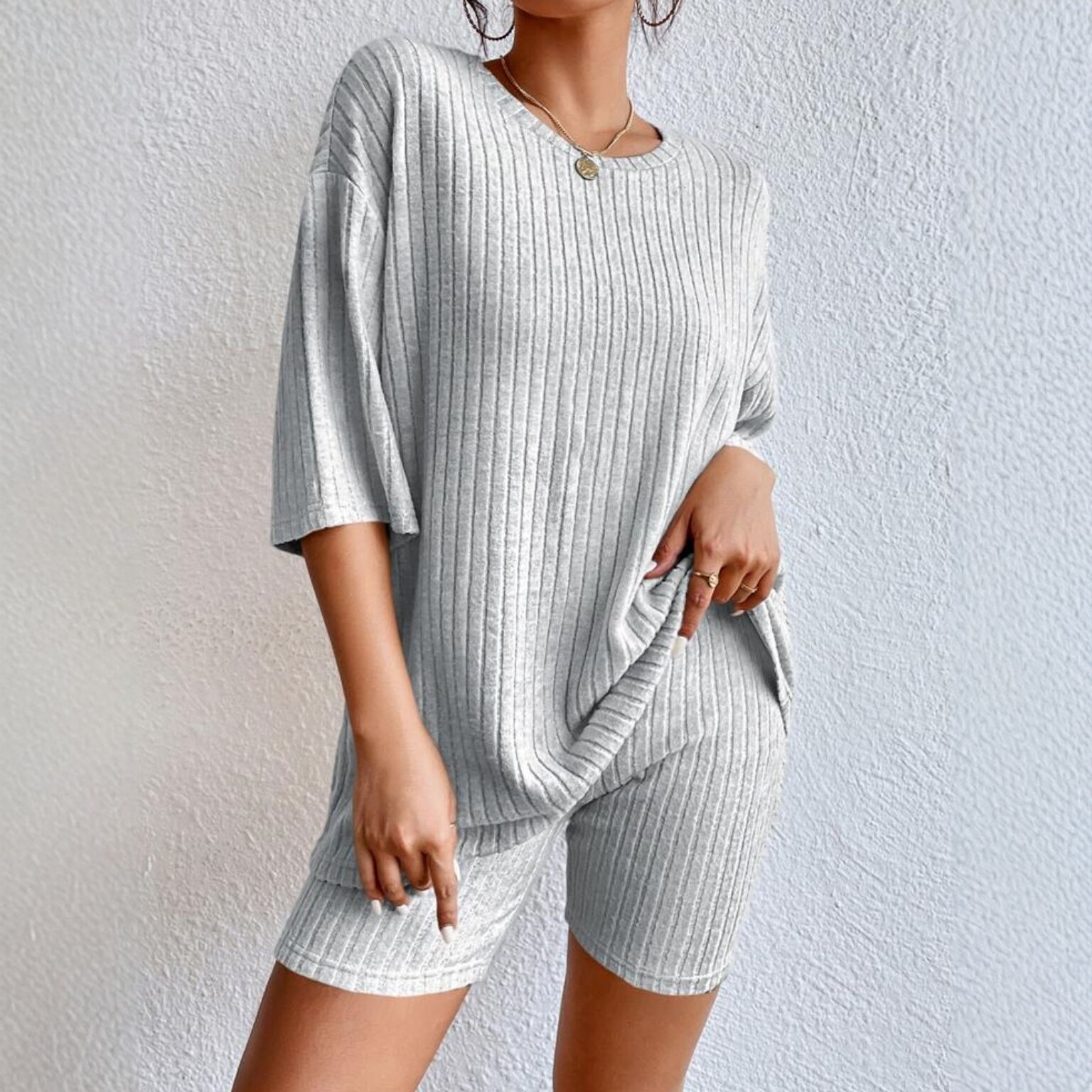 Nieuwe stijl gebreide ribstof tweedelige set voor dames: casual losvallende top met korte mouwen en bijpassende shorts. Modieuze en veelzijdige kleding._voghion.com