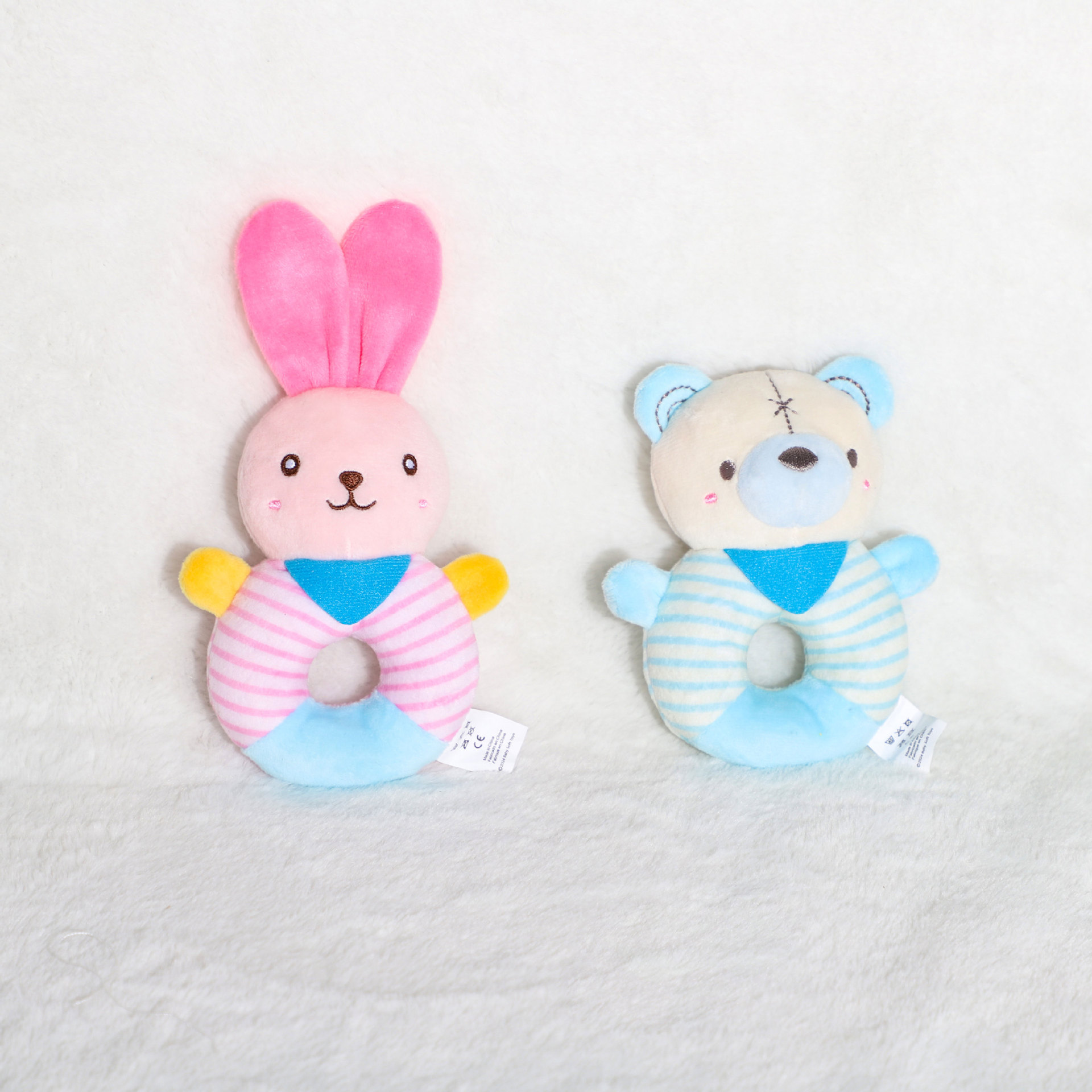 Venta directa de fábrica de juguetes de peluche educativos para la primera infancia, para bebés y niños pequeños de 0 a 1 año, incluyendo sonajeros y anillos de mano, disponibles para venta al por mayor.