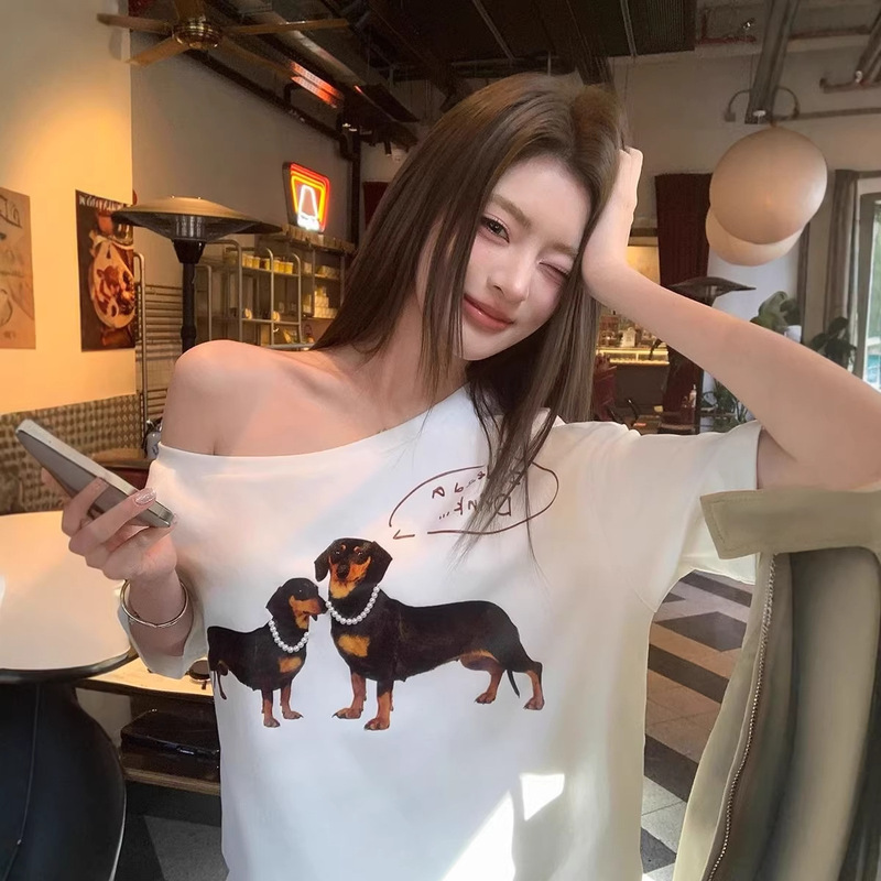 American-Style Dachshund Dog Print Off-Shoulder Short-Sleeve T-Shirt for Women, Summer Loose Design with a High-End Feel, Stunning One-Shoulder Top for Trendy Girls American-Style Dachshund Dog Print Off-Shoulder Short-Sleeve T-Shirt for Women, Summer Loose Design with a High-End Feel, Stunning One-Shoulder Top for Trendy Girls