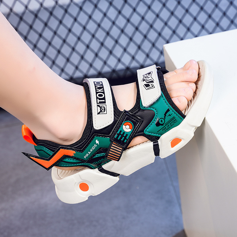 Sandalias para niños 2025 verano nuevas sandalias deportivas para estudiantes de escuela primaria zapatos de playa antideslizantes y desodorantes para niños de mediana edad