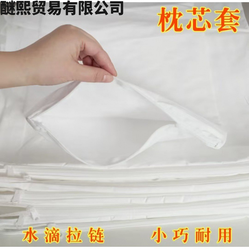 Almohada blanca en un traje