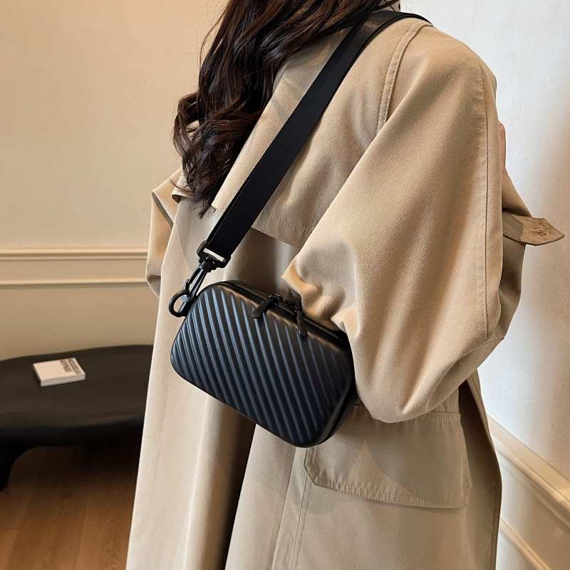 Bolsa de cámara de textura transfronteriza 2025, nuevo estilo de verano, bolso de hombro simple de moda, bolso de mujer con rayas personales.