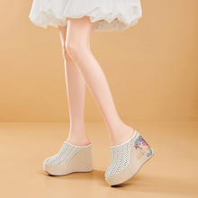 2025夏季新款真皮厚底包头拖鞋女显瘦镂空坡跟半拖鞋小个子高跟鞋