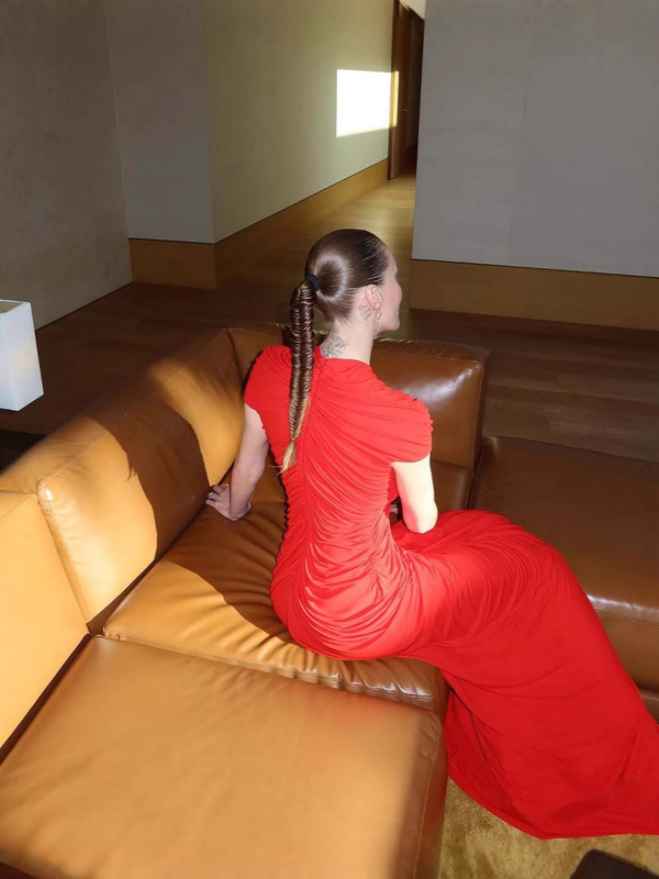 赤い半袖の透かし彫りの修身は尻の気質のドレスを包んで国境を越えます欧米のファッションの高い腰のしわのワンピース|undefined