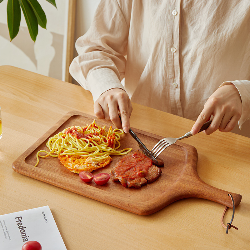 木のステーキの食事皿日本式の木のピザの皿の牛の板の食器の木の皿の木のトレーの洋食は皿を並べます。|undefined