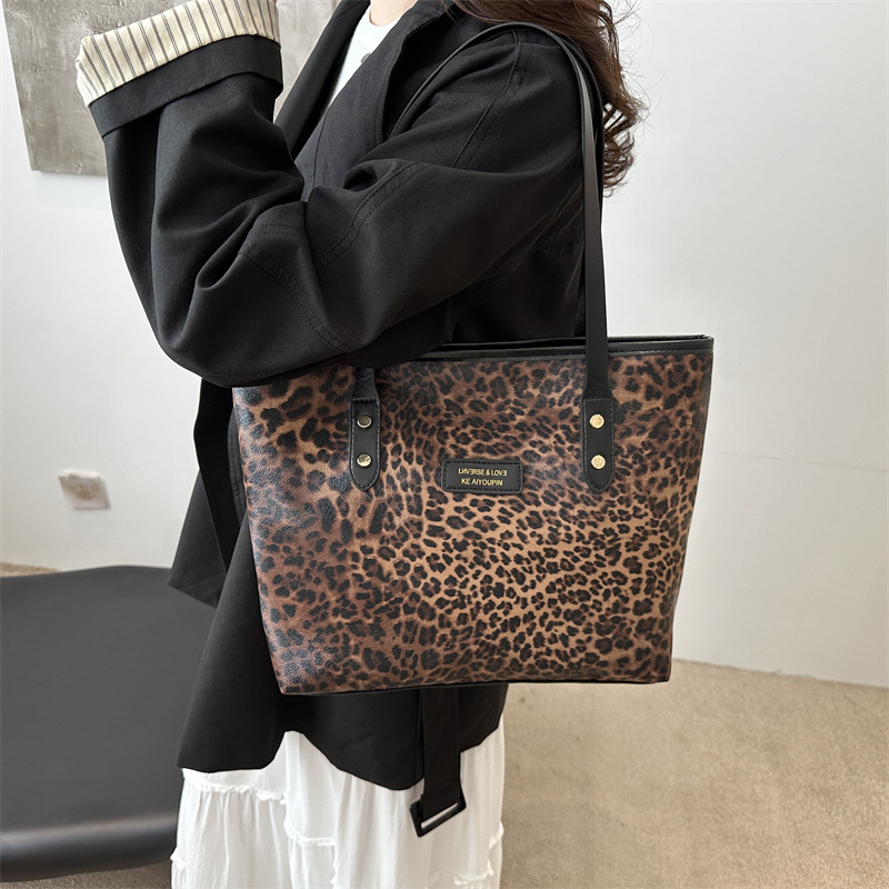 Alta textura leopardo bolso grande 2024 nuevo estilo bolso de moda estilo extranjero hombro de gran capacidad bolso de viaje para mujeres