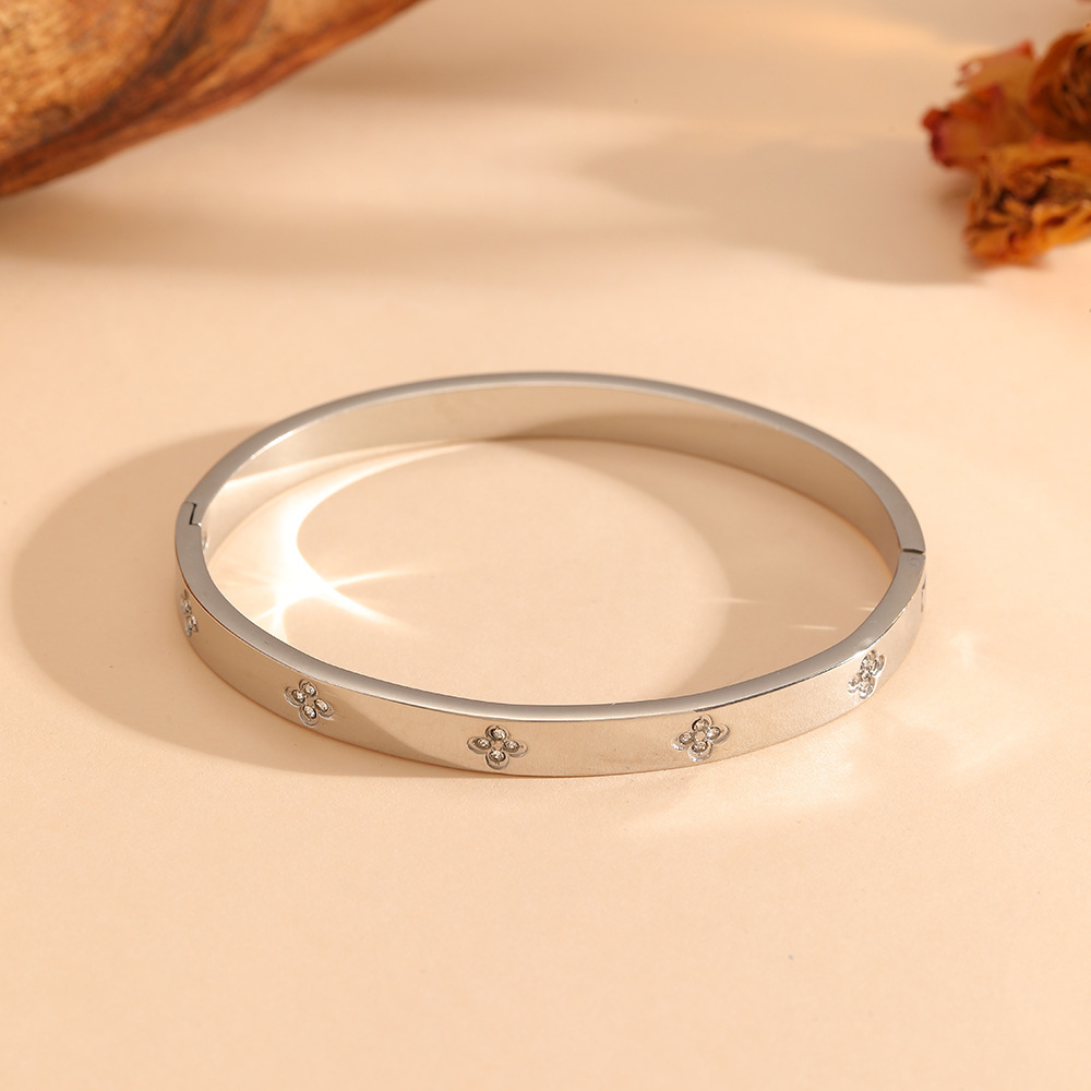 Steel color four-leaf flower bracelet S205