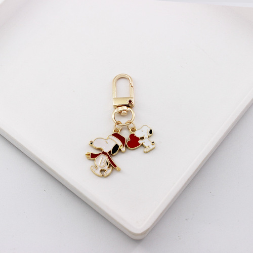 Snoopy cartoon keychain for female couples, cute little gift, alloy key chain pendant, key ring, school bag pendant