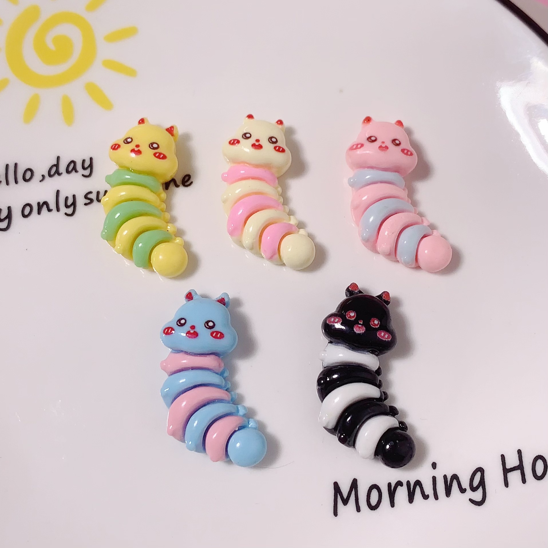 Caricatura brillante cara de simulación de oruga accesorios de resina diy caja de teléfono móvil clip de pelo botón de zapatos cable de datos taza de agua paquete de material