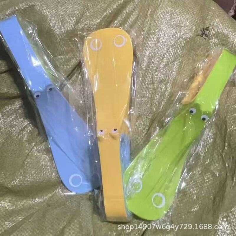Cartoon bed sheet organizer, a household tool for easily changing and securing bed sheets, a labor-saving bed-making tool, and a plastic sheet clip for organizing bedding Cartoon bed sheet organizer, a household tool for easily changing and securing bed sheets, a labor-saving bed-making tool, and a plastic sheet clip for organizing bedding