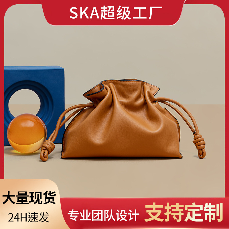 Bolsos 2025 nuevo estilo bolso de mujer de cuero genuino bolso de la suerte pequeño simple de moda bolso bandolera de un solo hombro bolso pequeño con cordón de piel de vaca