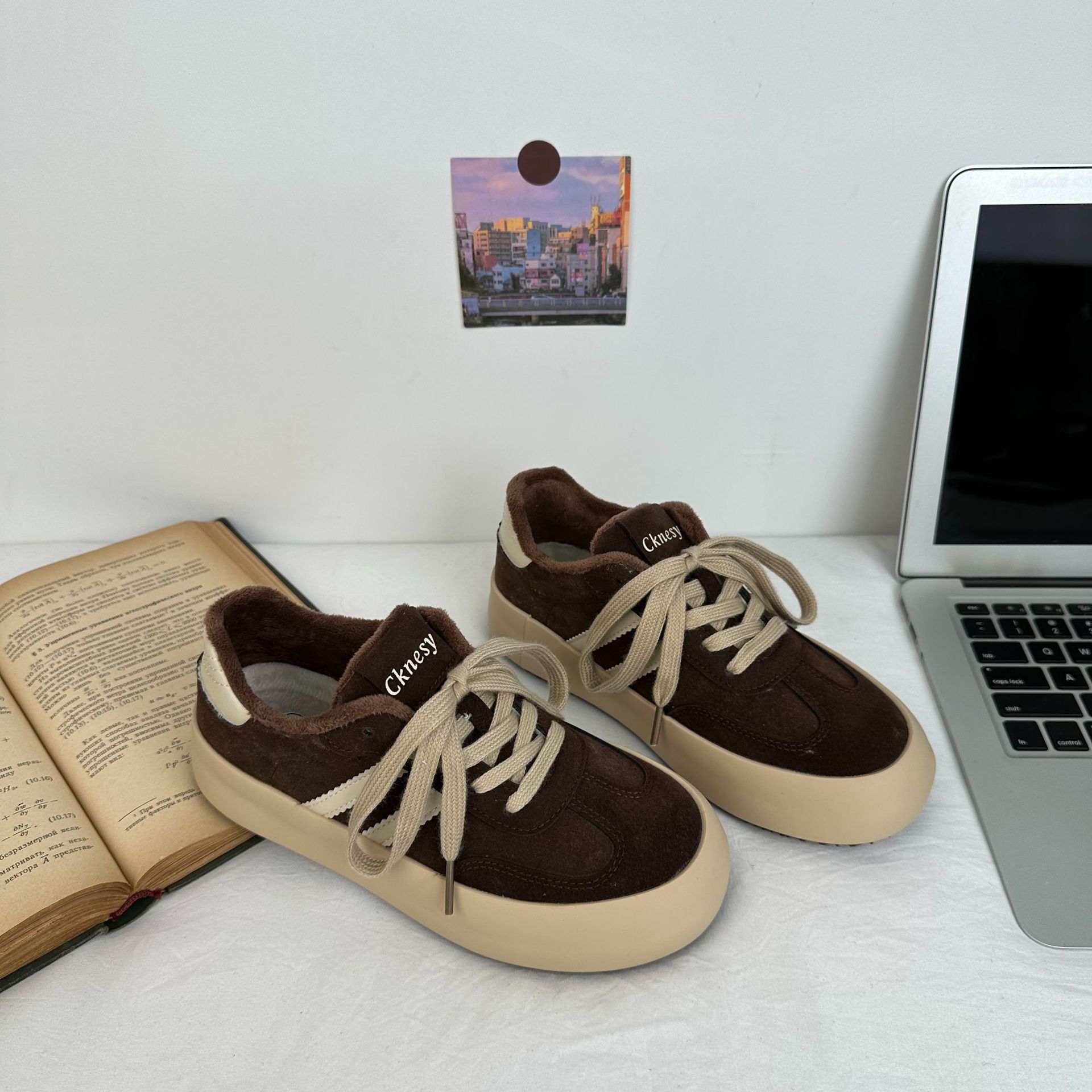 Color café americano más dos zapatos de entrenamiento alemán de algodón invierno para mujer más terciopelo cálido 2024 nuevos zapatos de algodón zapatillas 6598 generación