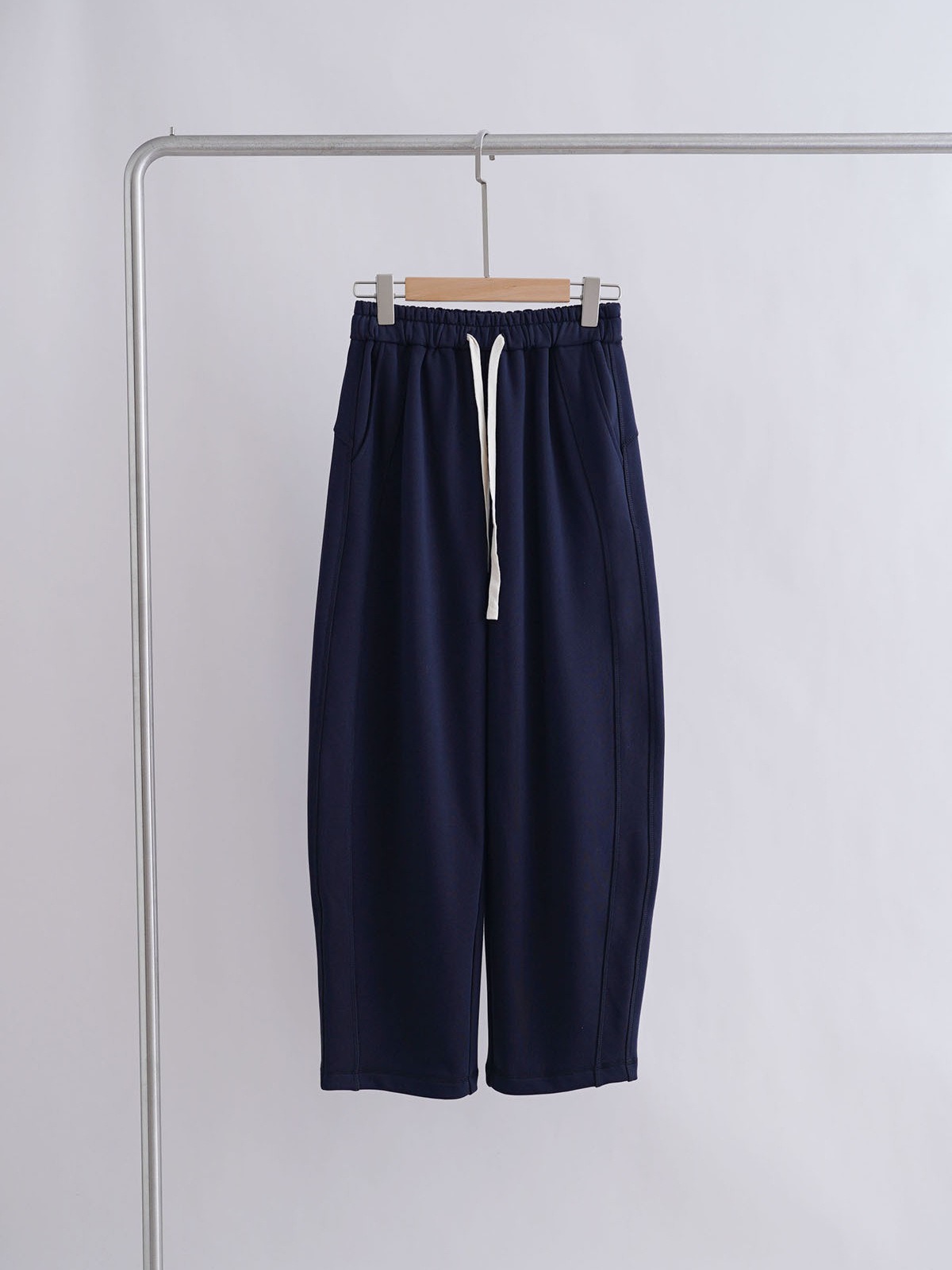 Three dimensional trousers, elastic waist