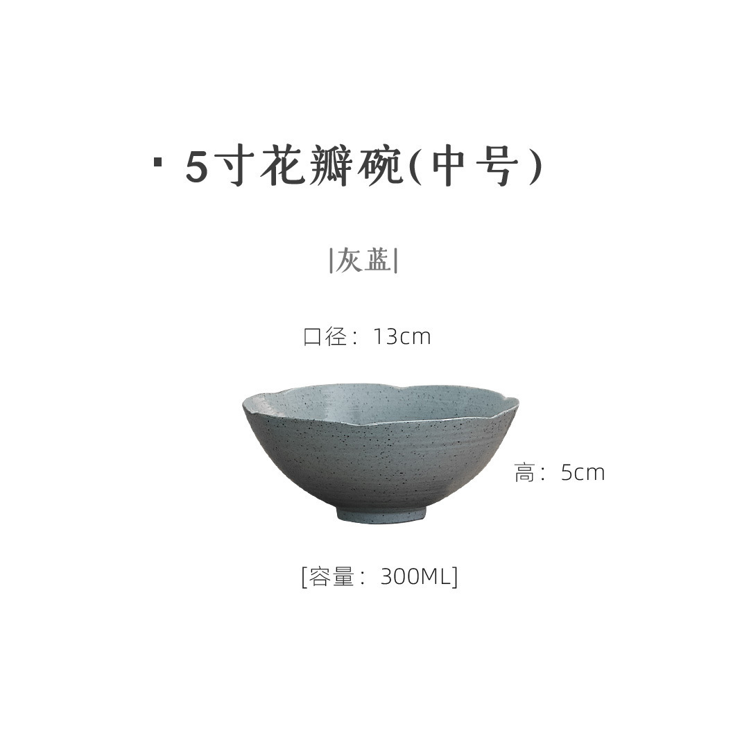 Tacos de arroz de cerámica con pétalos japoneses de montaña y río. Nuevos platos chinos Kwai Kou. Tacos simples y elegantes.