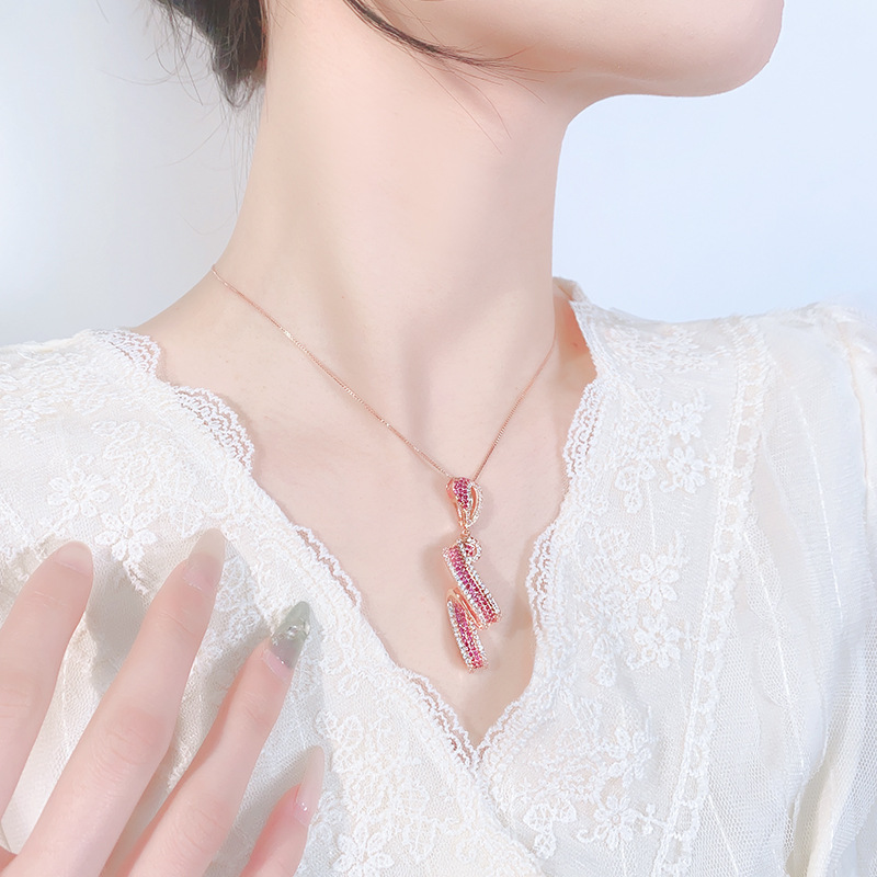 2025 nuevo estilo Zhuangsheng joyería fondo de cobre chapado en oro simulación corindón rojo diseño conjunto de oro rosa al por mayor