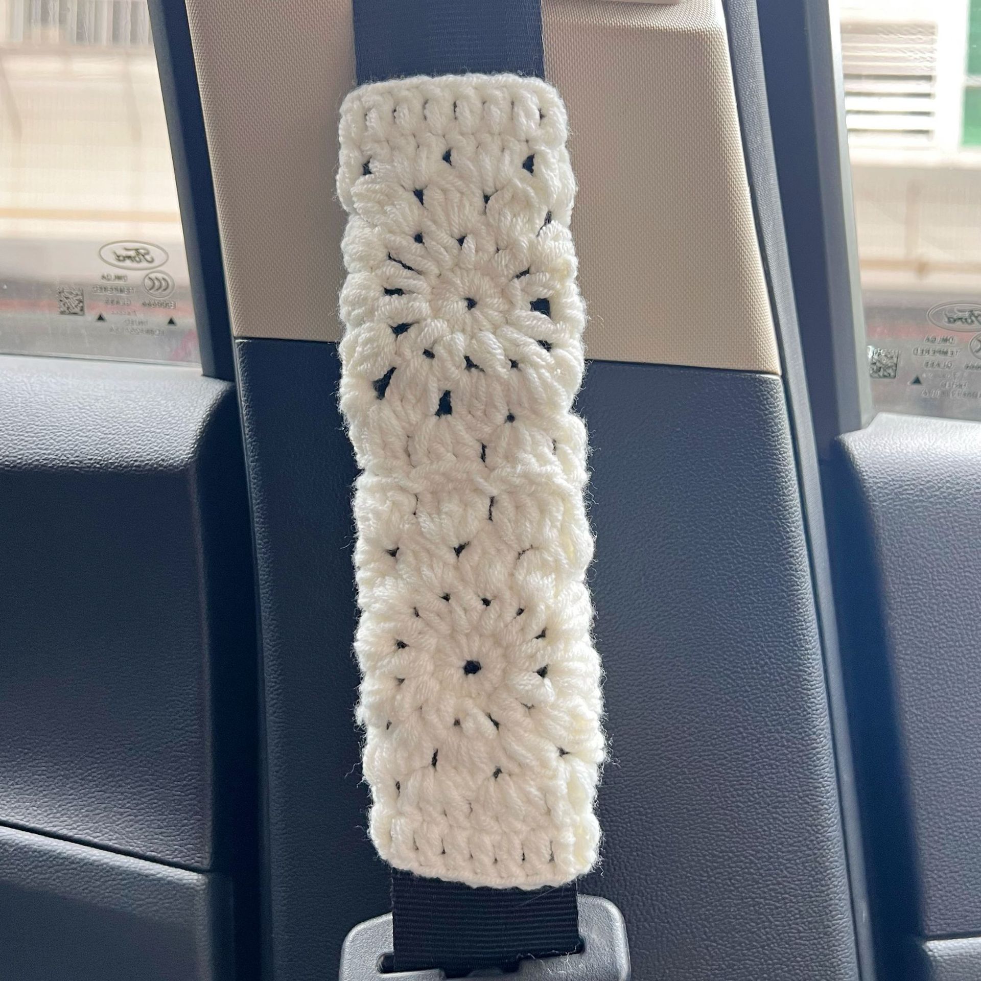 Car Steering Wheel Cover for Women, Universal Style, Elastic Hand-Crocheted, Milky White Small Flower Steering Wheel Decoration, Cross-Border