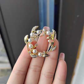 新品韩版气质复古镶钻珍珠花环胸针镂空叶子胸花配饰批发