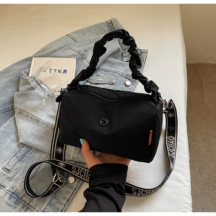 Bolso de tela de nylon de moda para mujeres 2026 nuevo estilo coreano bolso pequeño de tendencia nicho de diseño plegable bolso de mano image 7
