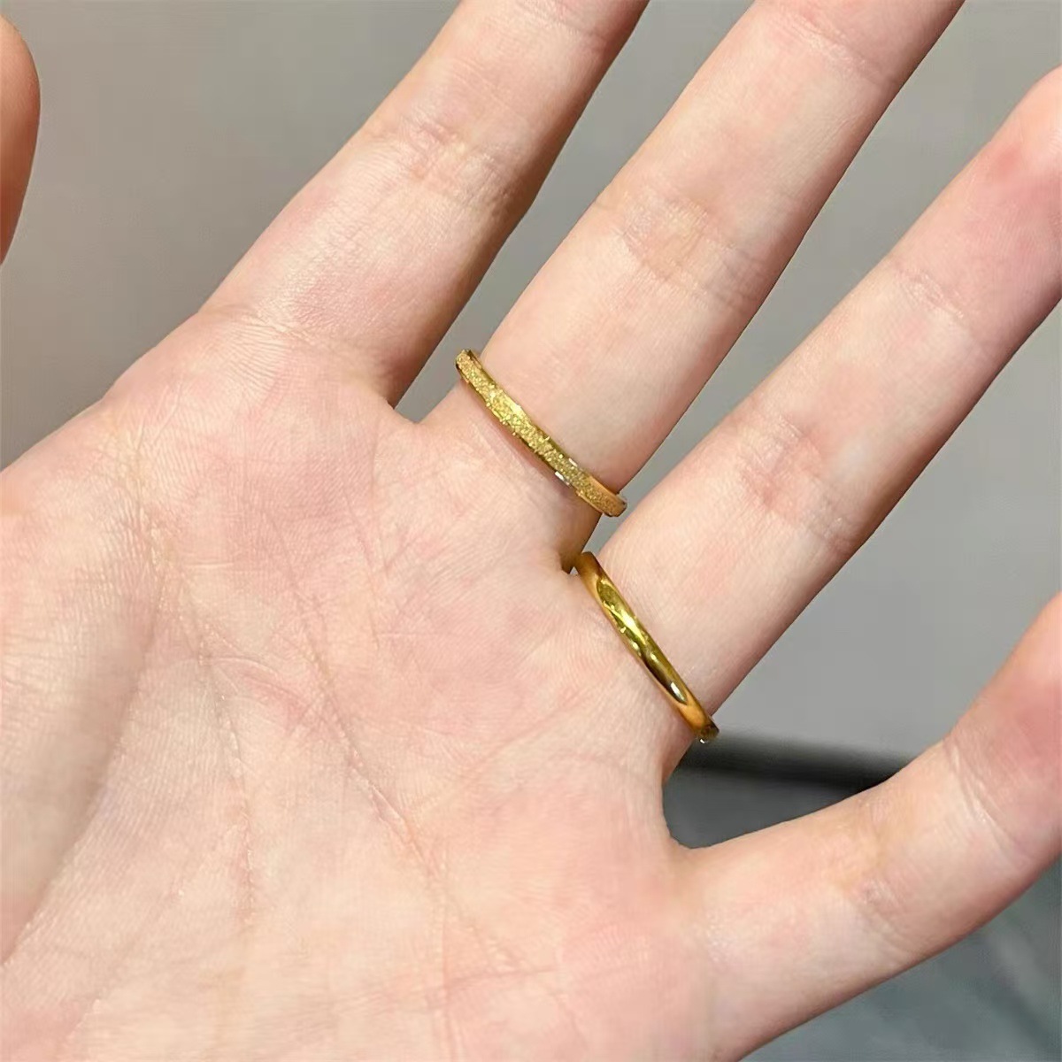 Anelli delicati impilabili bicolore, set di stratificazione in metallo misto di tendenza, fasce sottili minimaliste in oro e argento, simboli di stelle iniziali incisi, impilabili da 3 a 5 pezzi, moda_voghion.com