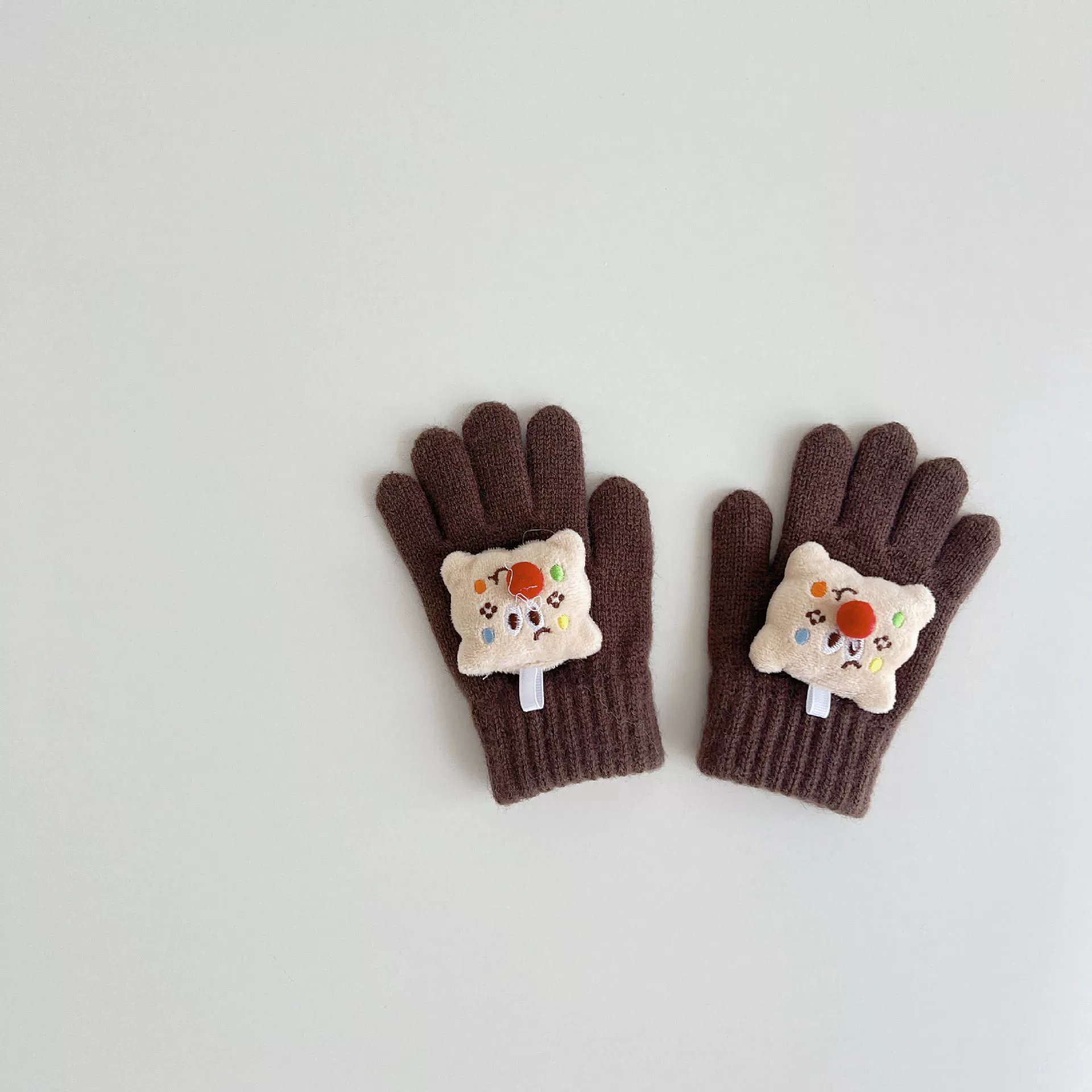 Children's keep warm winter gloves to go out, three dimensional doll for students