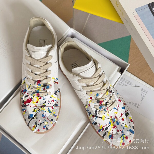 Classic white sneakers all-season with shoelaces for leisure