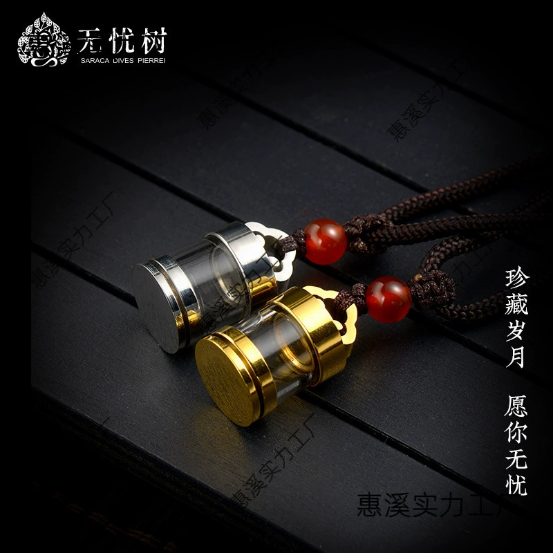 Коробка Гау может быть открыта и закрыта. Пустая подвеска. Маленькая бутылка с киноварным золотым и серебряным ожерельем.