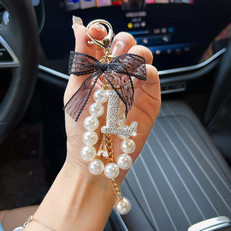 Arco de encaje de cerámica de arcilla letras llavero de perlas creativo colgante de llaves de automóvil de diamante completo colgante de bolsa