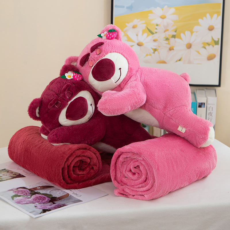 Pequeño libro rojo fresa abrazo cerdo dibujos animados transfronterizos niños oso peluche juguete siesta de coche manta de aire acondicionado de doble uso