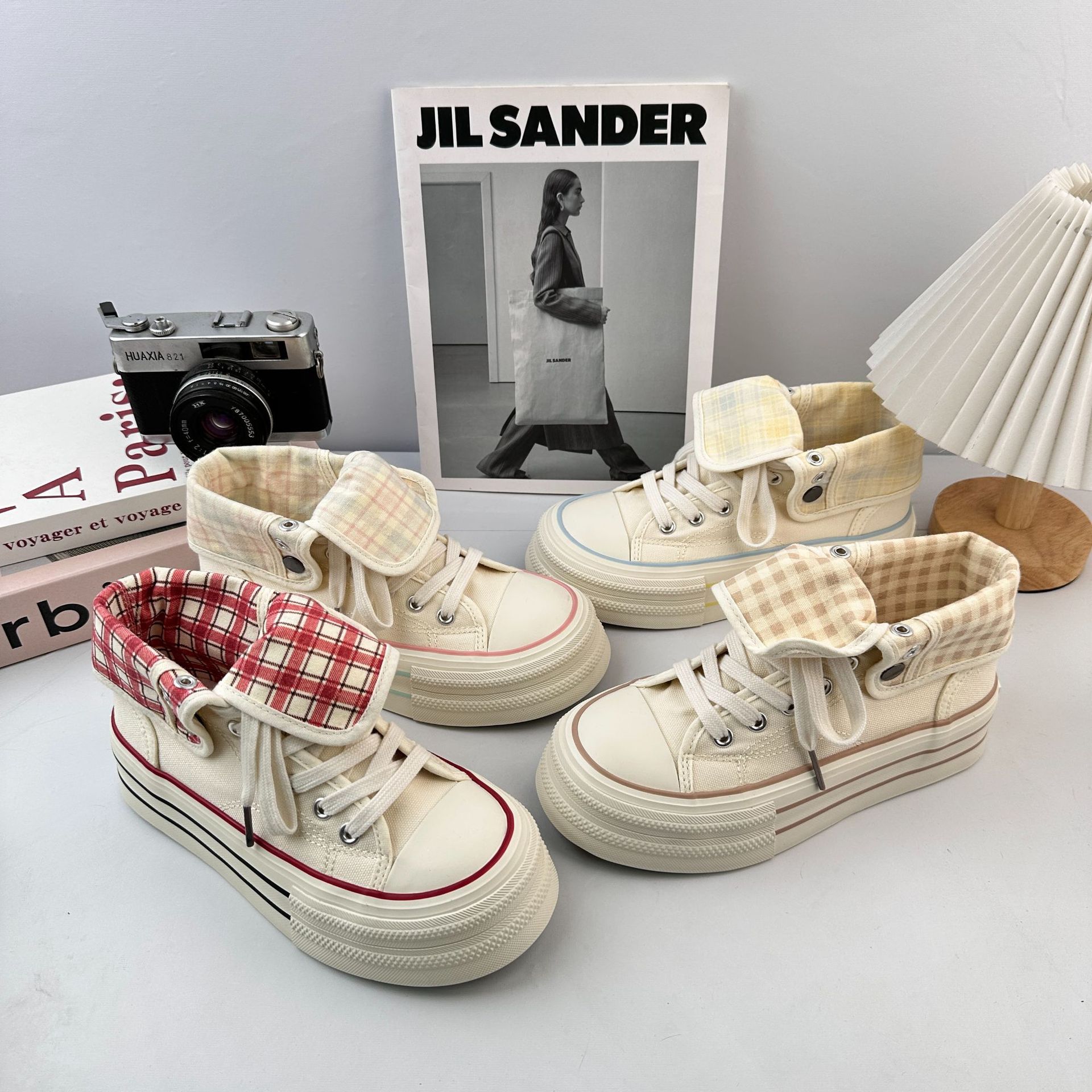 Yuanbo dos zapatos de lona de altura alta para mujeres 2025 otoño nuevo estilo retro blanco de altura de nicho zapatos casuales