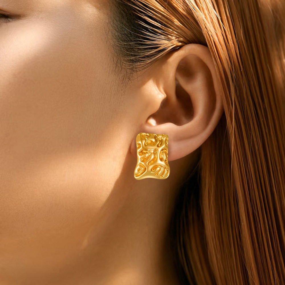 Europa y los Estados Unidos de alta calidad ligera de lujo de acero inoxidable 18K chapado en oro geometría cuadrada irregular plegado pendientes de metal pendientes