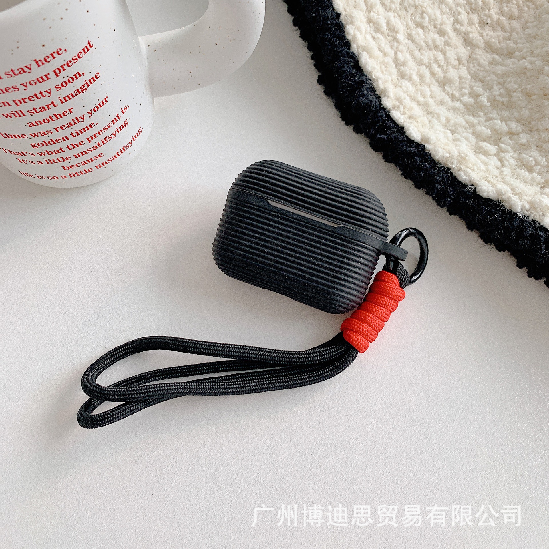 Чехол-накладка из мягкого силикона с ремешком Bodisi для Apple AirPods