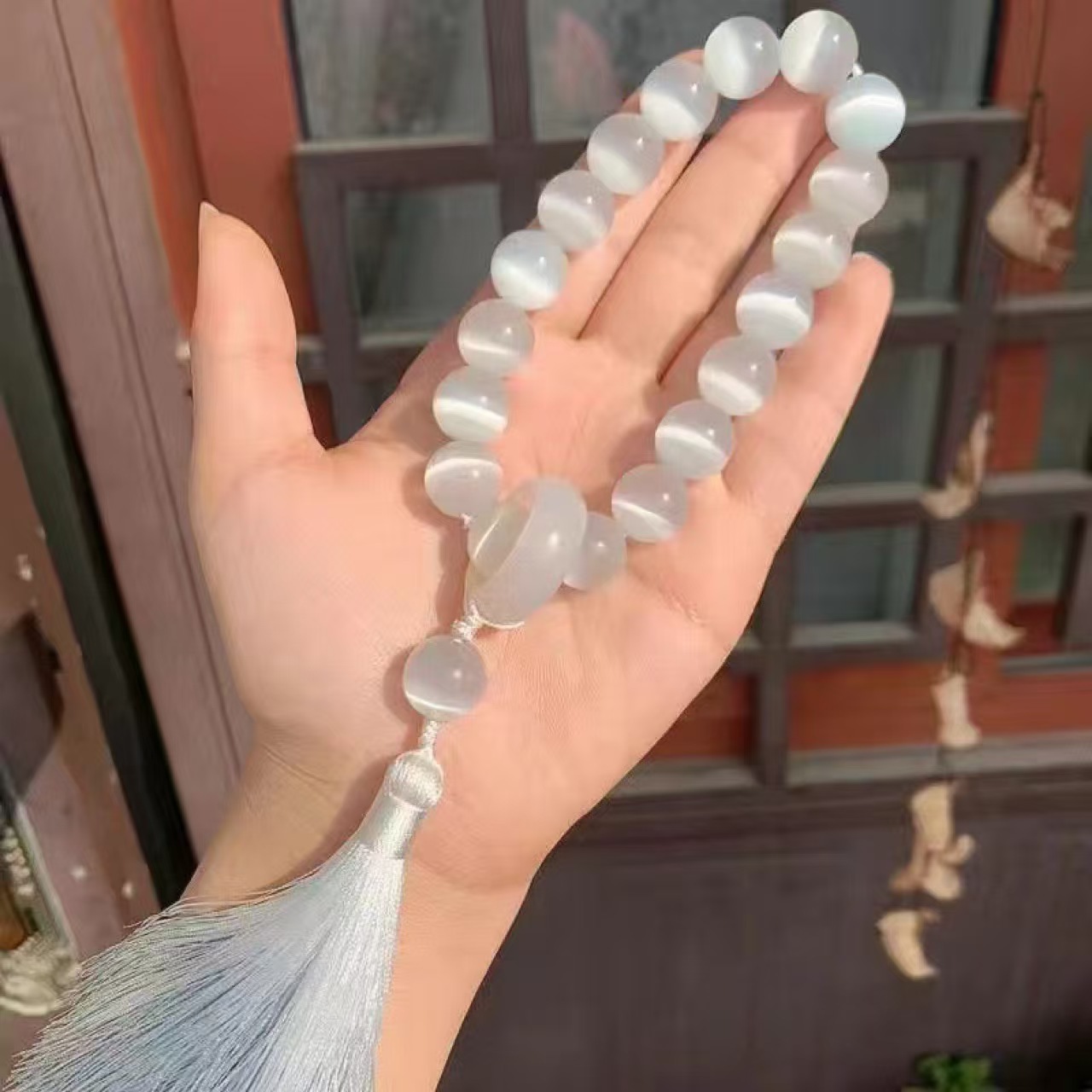 Round beads, cat's eye