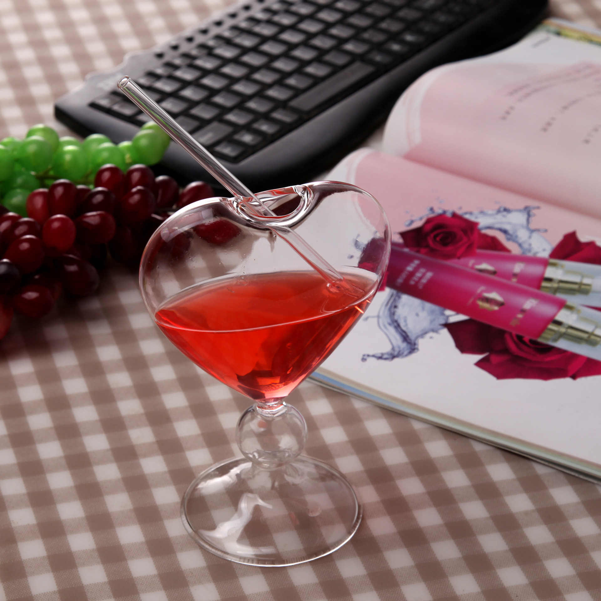 Creative glass products are handmade transparent love glass red wine…