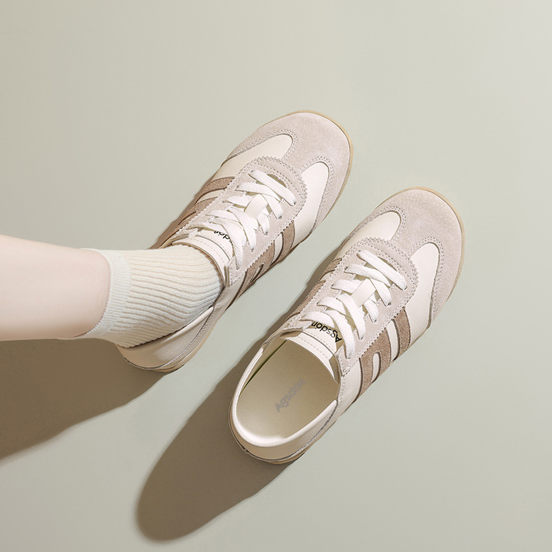 Zapatos blancos con suela plana para mujeres, verano de 2025, nuevos zapatos de suela gruesa para pisar dos zapatos casuales.