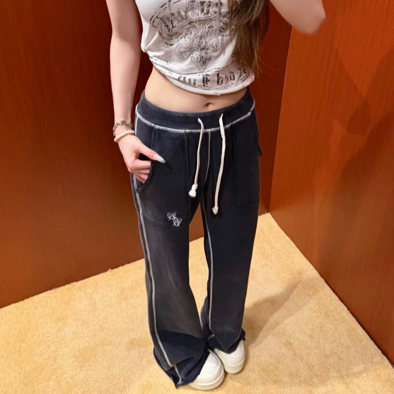 高质量火柴人抽绳撞色线条微喇休闲长裤女早秋新款高腰卫裤宽松