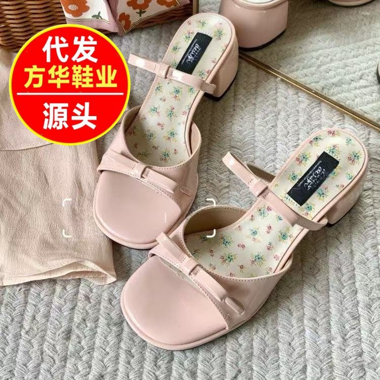 Zapatillas de tacones altos gruesos de verano para mujeres nuevas zapatillas frías con falda de estilo francés de hadas